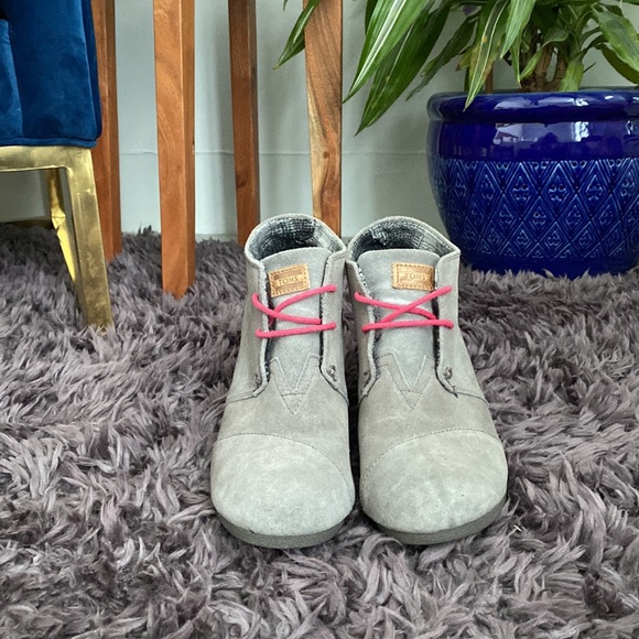 TOMS WEDGES/BOOTIES - Picture 1 of 5